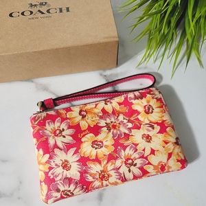 ‼️SOLD‼️  Corner Zip Wristlet With Vintage Daisy Script Print